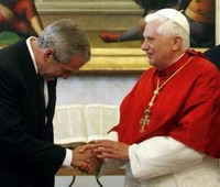 American President bows before the Pope